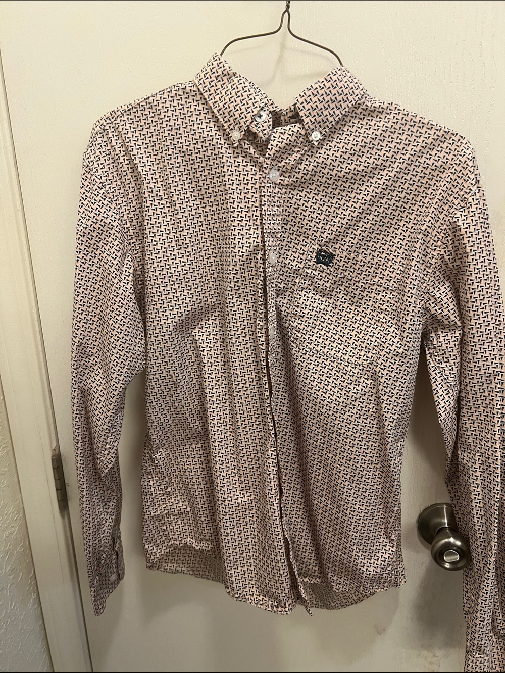 Cinch Button-Down Shirt in Light Peach Geo Print